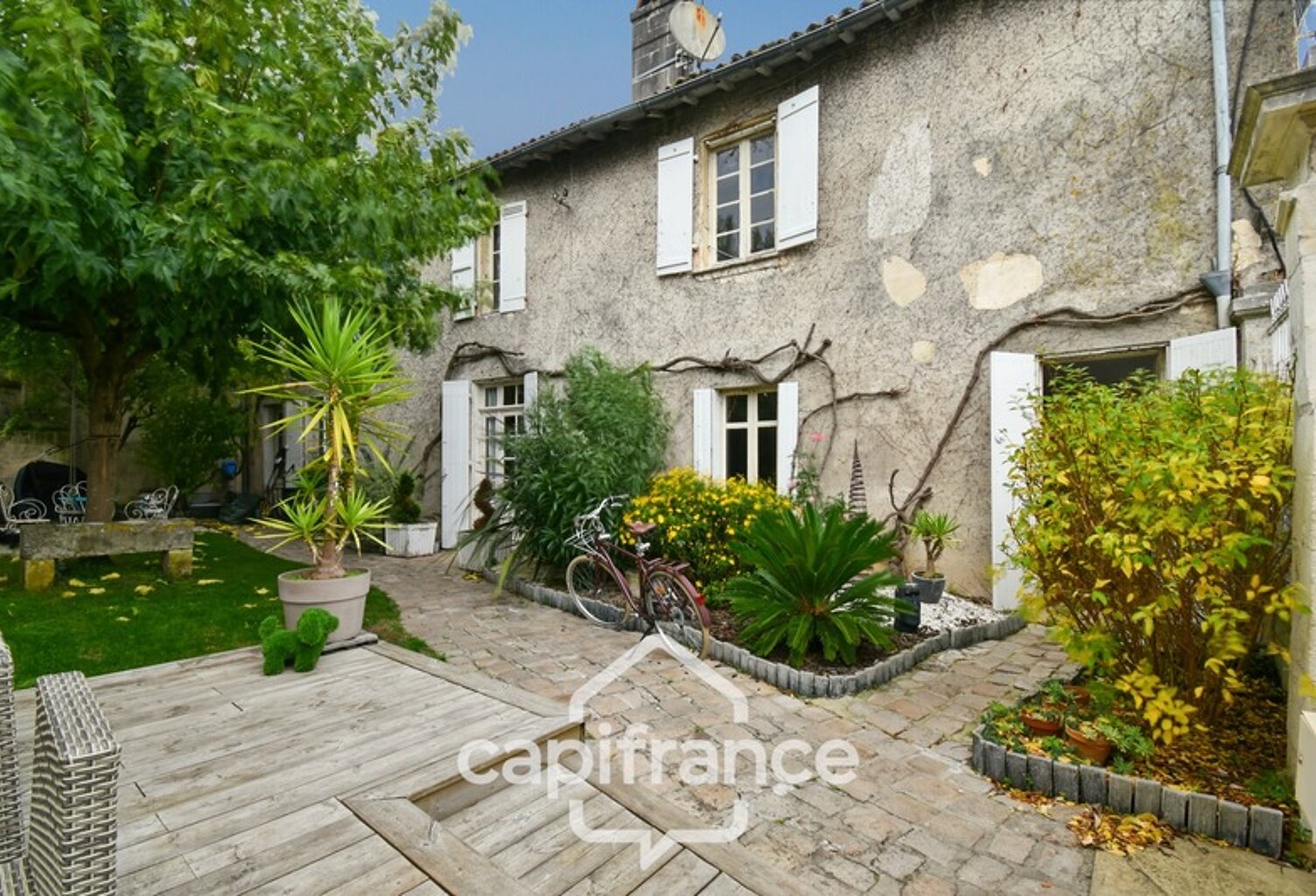 Maison de caractère à vendre, En Charente Maritime (17)centre ville SAINT JEAN D'ANGELY, 7 pièces avec jardin clos — photo 1