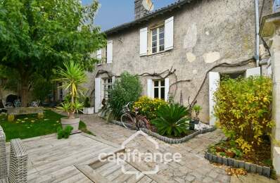 Maison de caractère à vendre, En Charente Maritime (17)centre ville SAINT JEAN D'ANGELY, 7 pièces avec jardin clos — photo du bien