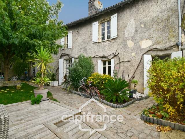 Maison de caractère à vendre, En Charente Maritime (17)centre ville SAINT JEAN D'ANGELY, 7 pièces avec jardin clos — photo du bien