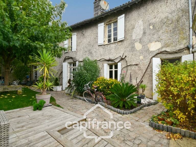 Maison de caractère à vendre, En Charente Maritime (17)centre ville SAINT JEAN D'ANGELY, 7 pièces avec jardin clos — photo 1