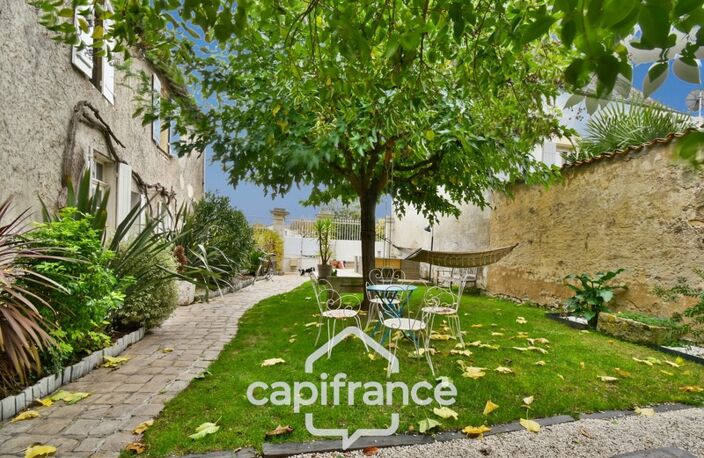 Maison de caractère à vendre, En Charente Maritime (17)centre ville SAINT JEAN D'ANGELY, 7 pièces avec jardin clos — photo 2
