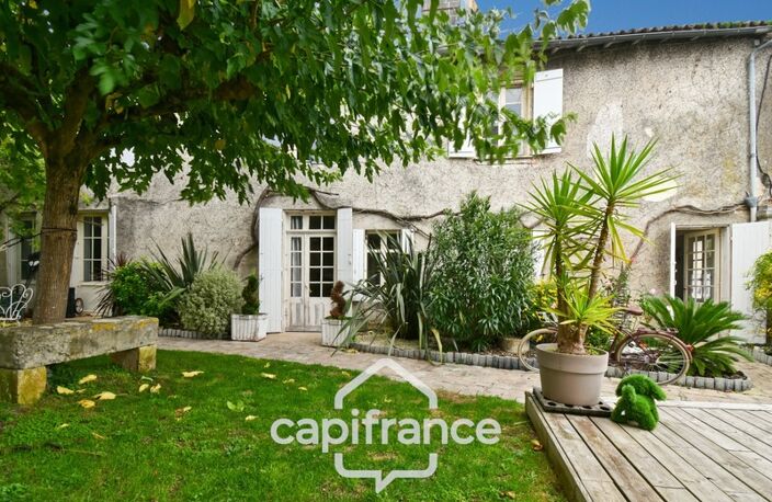 Maison de caractère à vendre, En Charente Maritime (17)centre ville SAINT JEAN D'ANGELY, 7 pièces avec jardin clos — photo 3