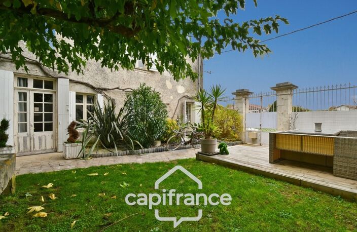 Maison de caractère à vendre, En Charente Maritime (17)centre ville SAINT JEAN D'ANGELY, 7 pièces avec jardin clos — photo 4