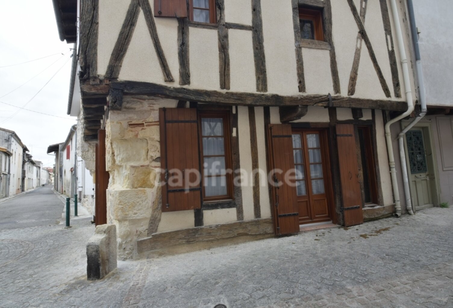 Maison de ville - colombages - pierres apparentes - 1 chambre à CASTELJALOUX (47) — photo 1