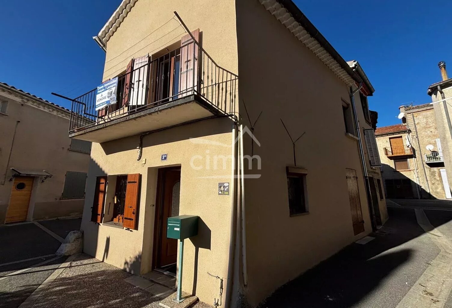 maison de village avec balcon et jardin — photo 1