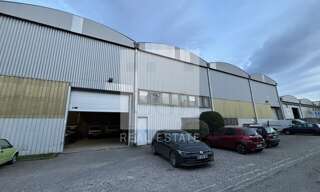 Commerce  700 m² à louer à Saint-Priest (69800)