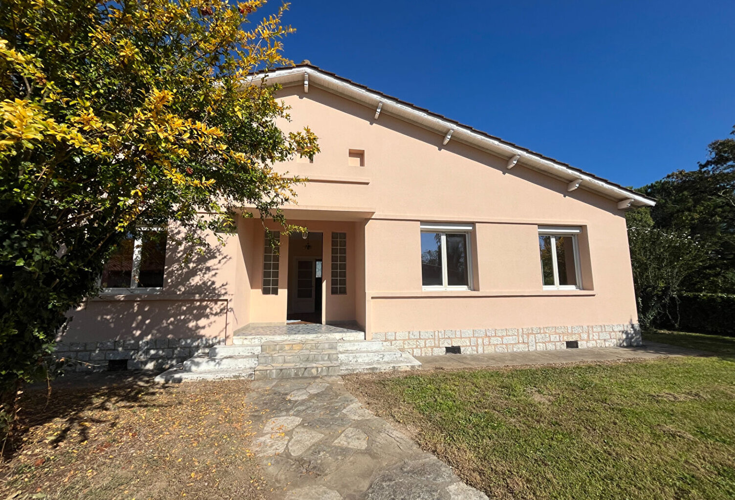 À Castelmoron-sur-Lot, dans un quartier calme et recherché, venez découvrir cette charmante maison de plain-pied de 116 m², implantée sur un agréable terrain de 1 400 m².  Idéalement située, elle se trouve à seulement deux minutes des commerces et des éco — photo 1