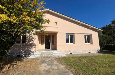 À Castelmoron-sur-Lot, dans un quartier calme et recherché, venez découvrir cette charmante maison de plain-pied de 116 m², implantée sur un agréable terrain de 1 400 m².  Idéalement située, elle se trouve à seulement deux minutes des commerces et des éco — photo du bien
