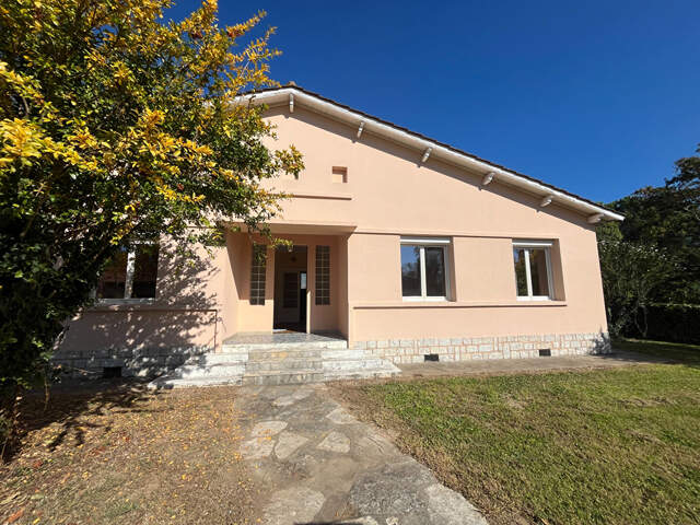 À Castelmoron-sur-Lot, dans un quartier calme et recherché, venez découvrir cette charmante maison de plain-pied de 116 m², implantée sur un agréable terrain de 1 400 m².  Idéalement située, elle se trouve à seulement deux minutes des commerces et des éco — photo du bien