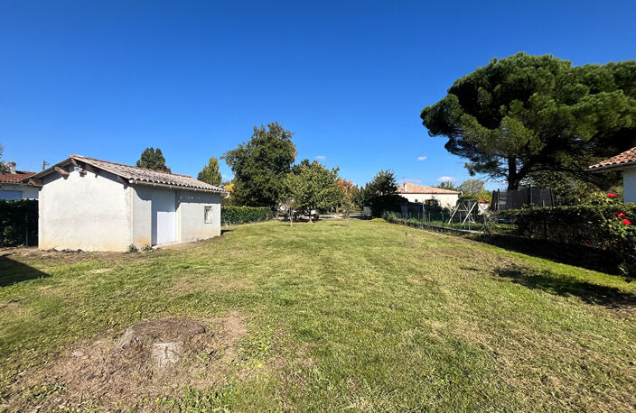 À Castelmoron-sur-Lot, dans un quartier calme et recherché, venez découvrir cette charmante maison de plain-pied de 116 m², implantée sur un agréable terrain de 1 400 m².  Idéalement située, elle se trouve à seulement deux minutes des commerces et des éco — photo 2