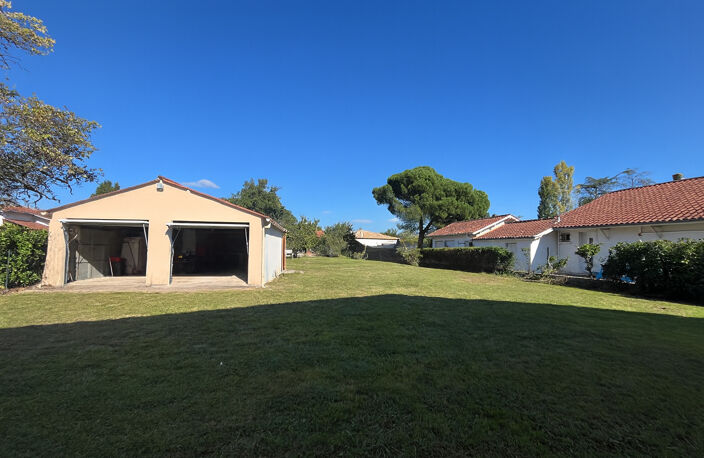 À Castelmoron-sur-Lot, dans un quartier calme et recherché, venez découvrir cette charmante maison de plain-pied de 116 m², implantée sur un agréable terrain de 1 400 m².  Idéalement située, elle se trouve à seulement deux minutes des commerces et des éco — photo 3