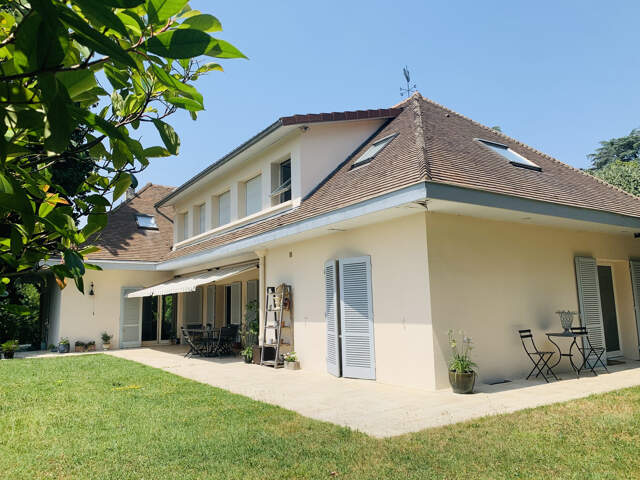Exceptionnel, centre de charbonnières les bains, belle propriété sur beau terrain avec vue — photo du bien