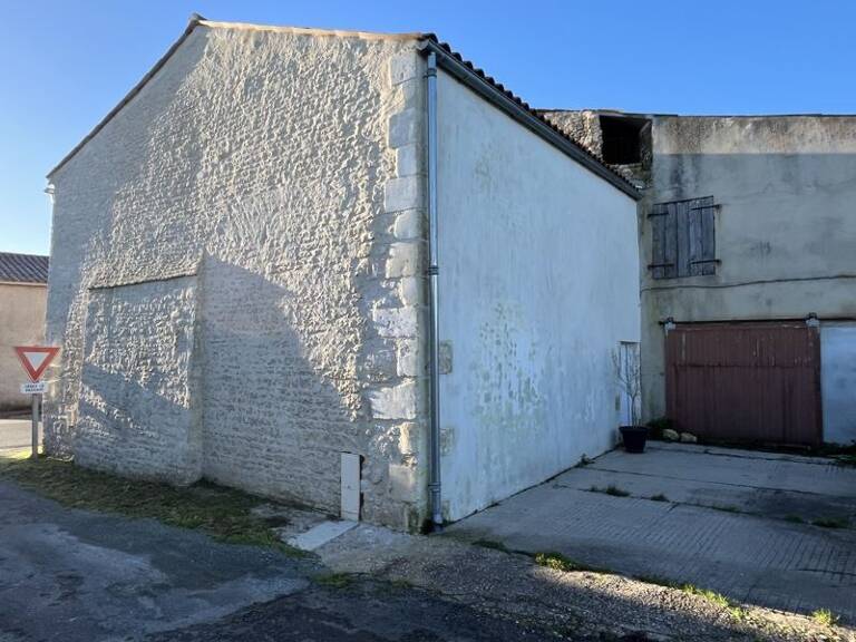 Garage   — photo 1
