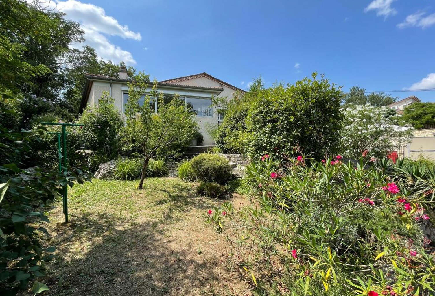 Vaste villa familiale à LABEAUME (07) — photo 1