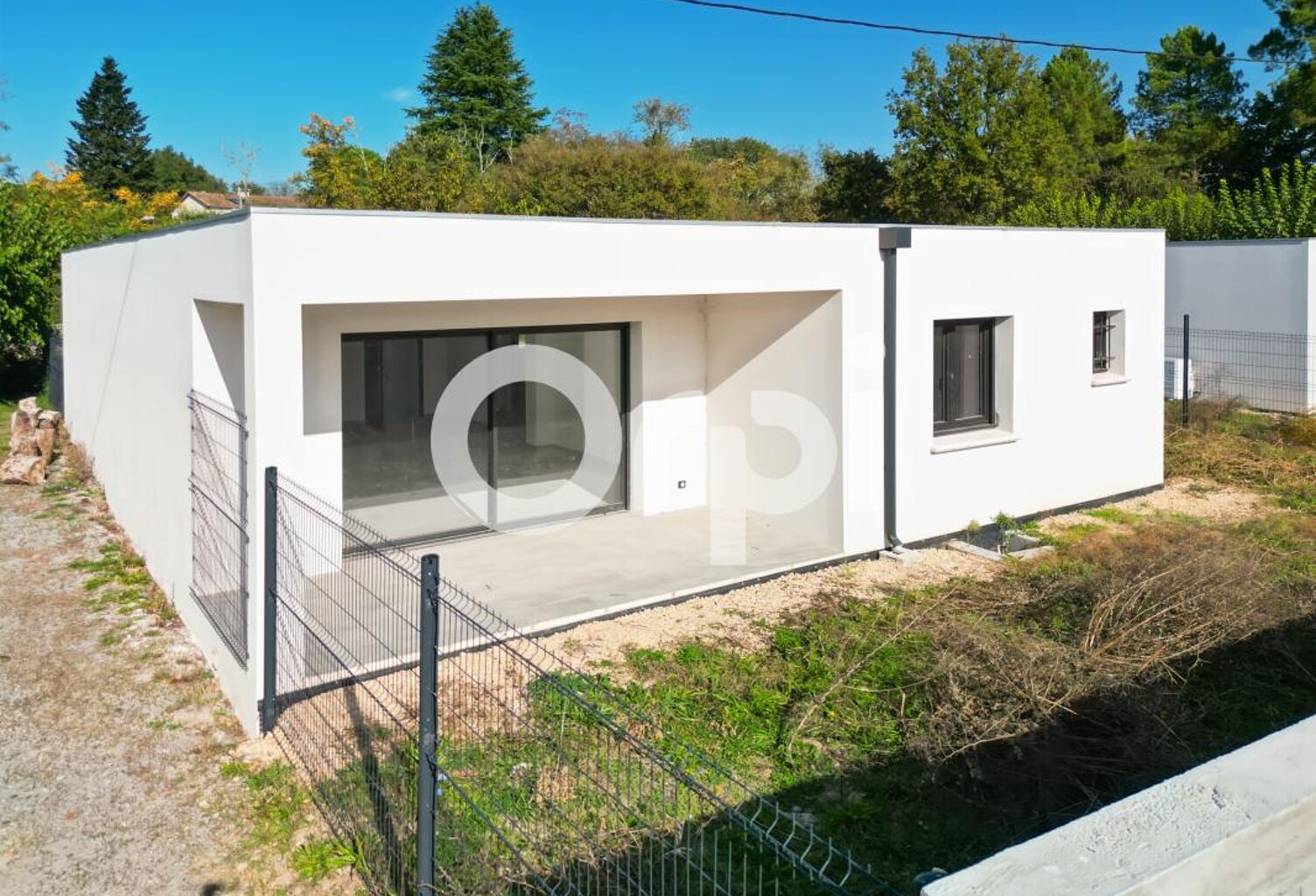 Maison moderne avec terrasse et garage — photo 1