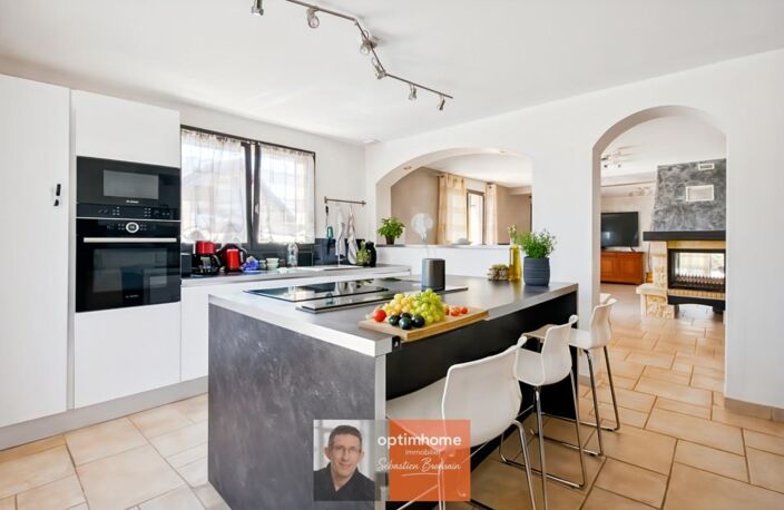 Dole – Grande maison familiale de 295 m² avec 7 chambres et jardin de 1 700 m² — photo 4