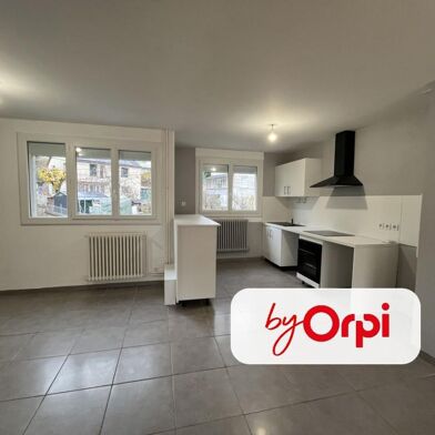 Maison 5 pièces 890 €