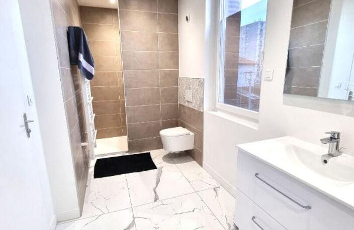 Saint Priest (69800), Maison de ville 4 pièces, d'env.72m² hab, 3 ch, Terrasse. Exc.état! — photo 4