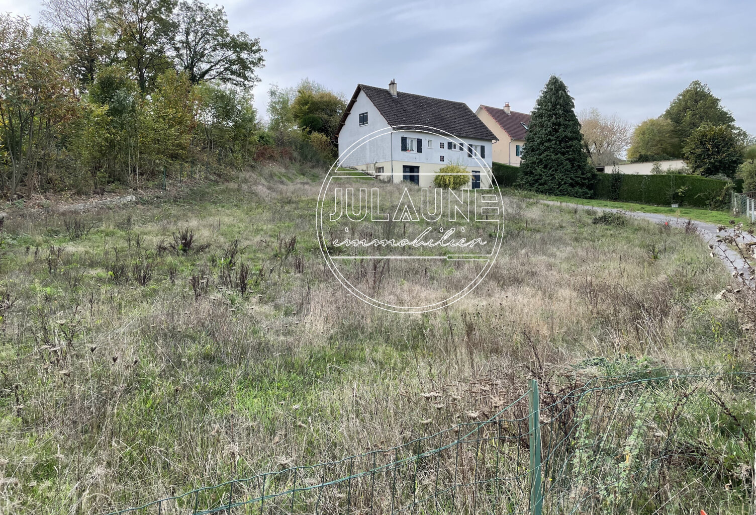 Terrain constructible de 1140 m2 à Feytiat — photo 1