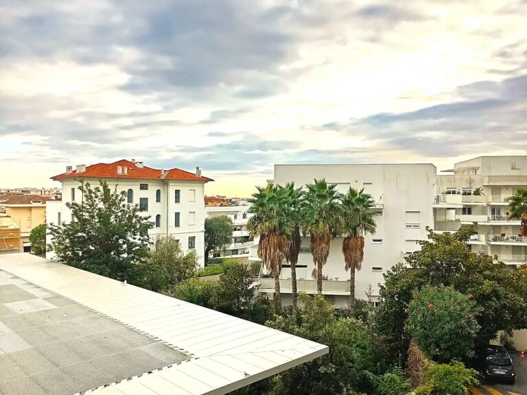 2 Pièces rénové avec balcon et vue dégagée — photo 1