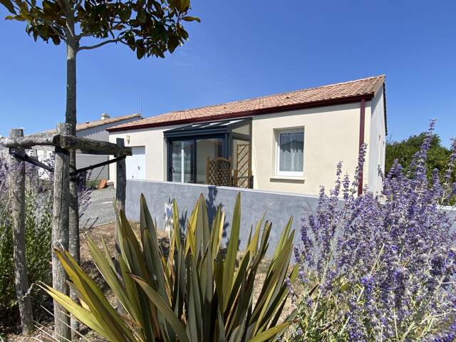 Maison de plain-pied récente, alliant confort et douceur de vivre — photo du bien