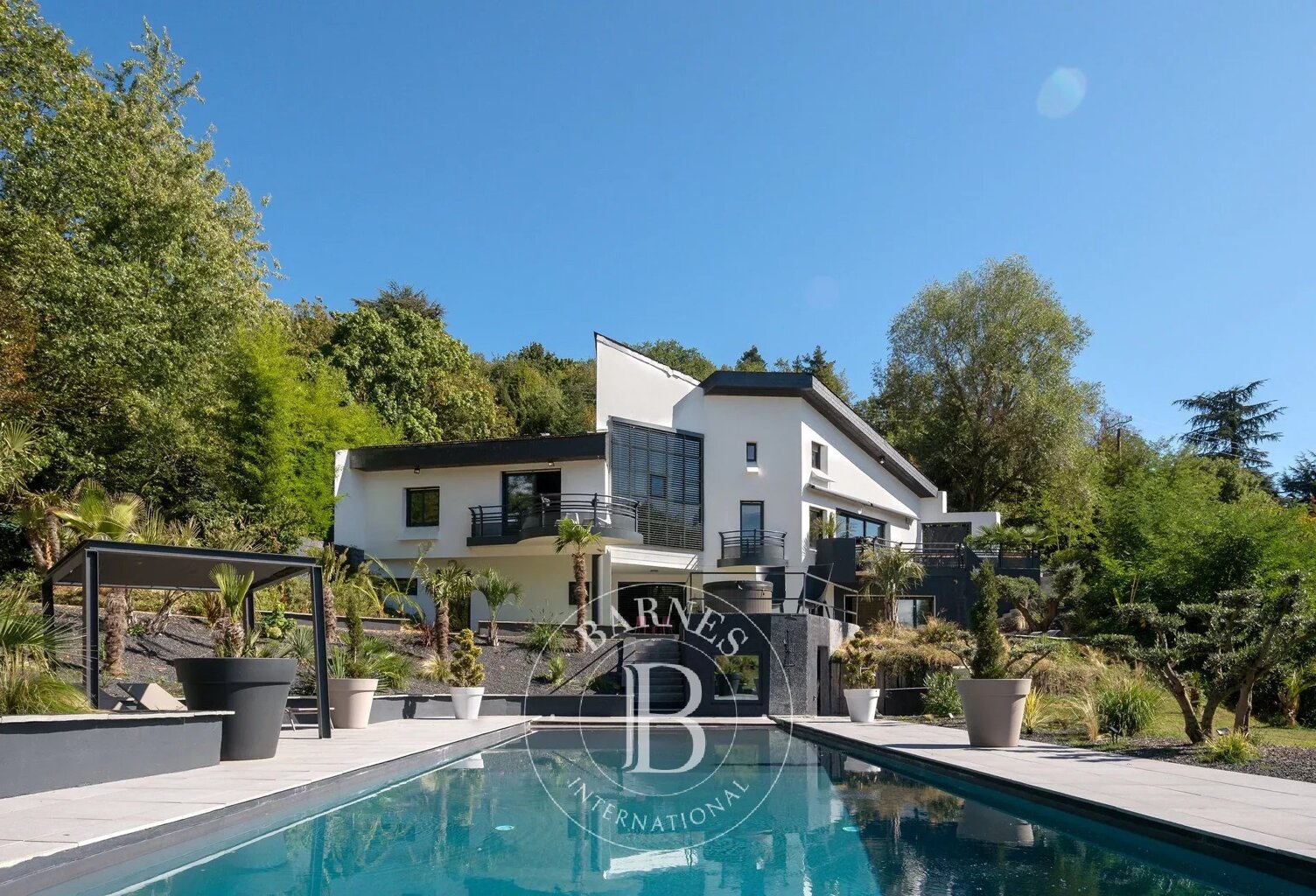 Limonest - Maison contemporaine 305 m² - Terrain de 5800 m² - 4/5 chambres - Piscine — photo 1