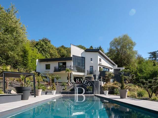 Limonest - Maison contemporaine 305 m² - Terrain de 5800 m² - 4/5 chambres - Piscine — photo du bien