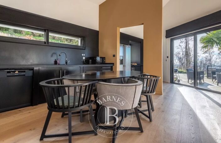 Limonest - Maison contemporaine 305 m² - Terrain de 5800 m² - 4/5 chambres - Piscine — photo 4