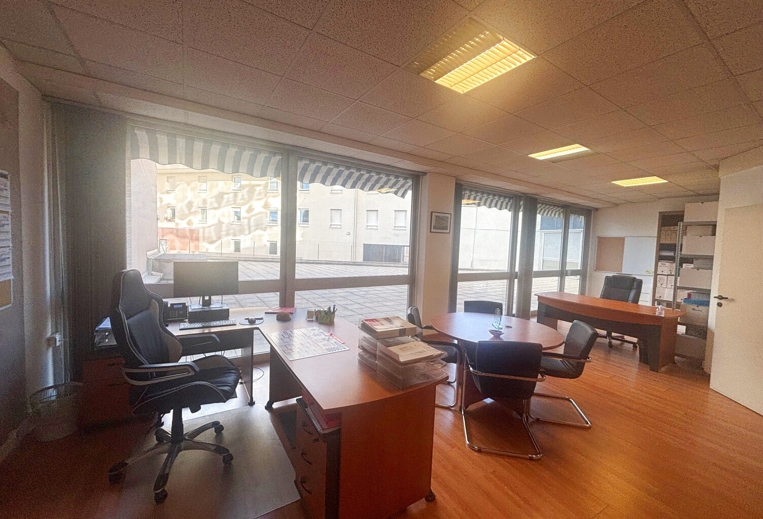 Bureau lumineux avec vitrine XXL sur axe ultra passant - visibilité garantie ! — photo 1