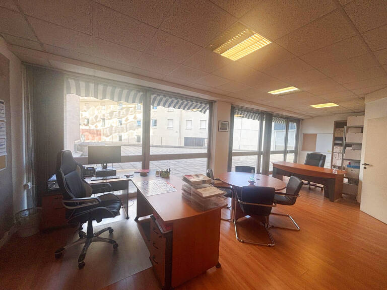 Bureau lumineux avec vitrine XXL sur axe ultra passant - visibilité garantie ! — photo 1