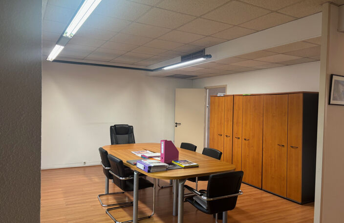Bureau lumineux avec vitrine XXL sur axe ultra passant - visibilité garantie ! — photo 2