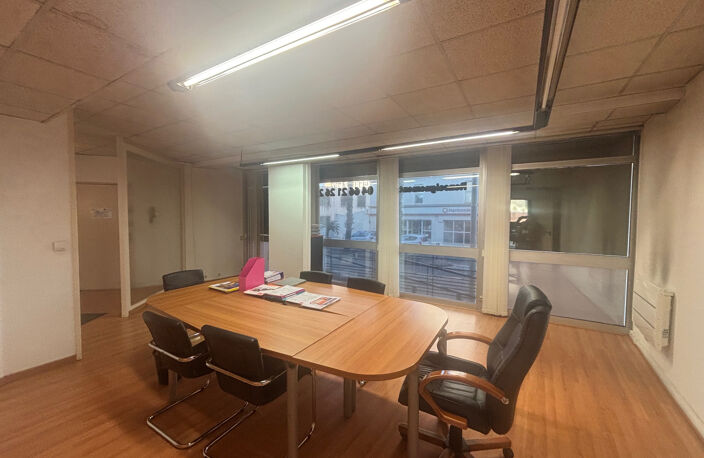 Bureau lumineux avec vitrine XXL sur axe ultra passant - visibilité garantie ! — photo 3