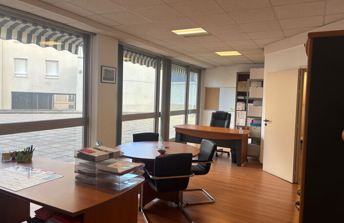 Bureau lumineux avec vitrine XXL sur axe ultra passant - visibilité garantie ! — photo 4
