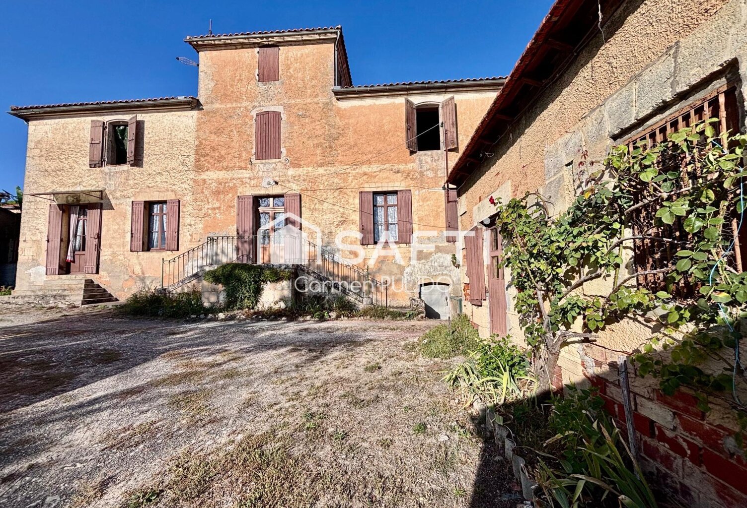 Maison de maître en pierre, mitoyenne, à rénover, offrant un vaste grenier aménageable ainsi que des dépendances : un bien au fort potentiel ! — photo 1