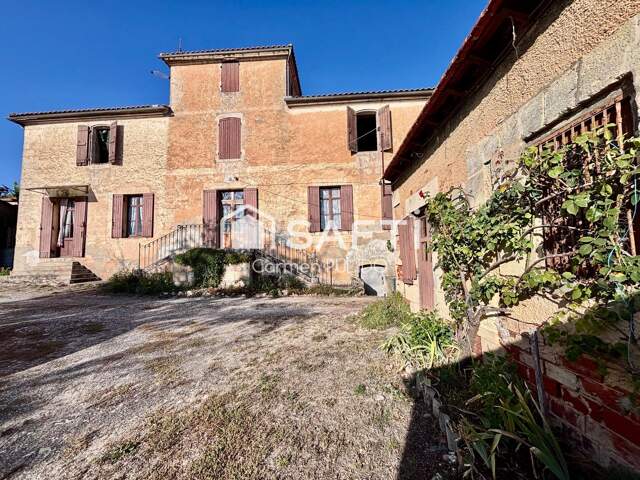 Maison de maître en pierre, mitoyenne, à rénover, offrant un vaste grenier aménageable ainsi que des dépendances : un bien au fort potentiel ! — photo du bien