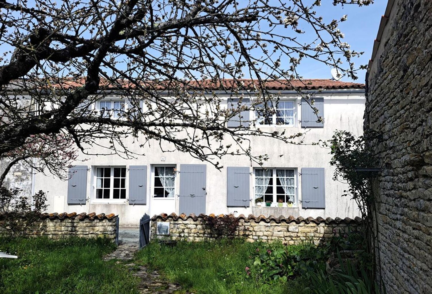 Maison  VERINES — photo 1