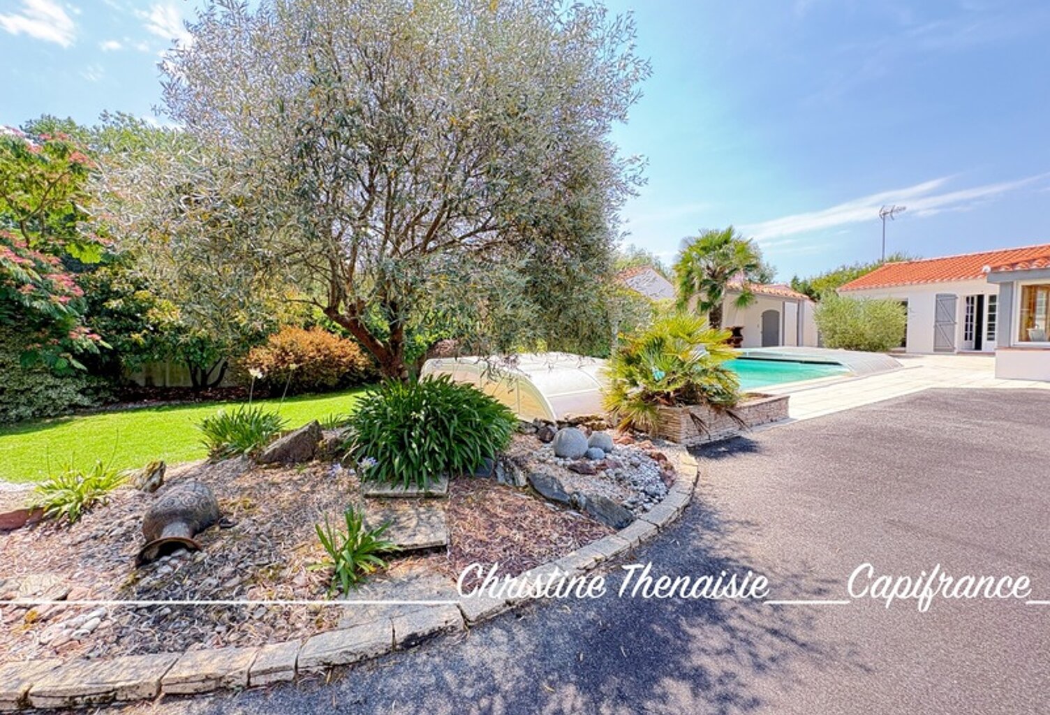 Maison à vendre 5 pièces - Plain-Pied - 3 chambres - 2 salles d'eau - 3 wc - Piscine couverte - 2 garages SAINT HILAIRE DE RIEZ (85) — photo 1