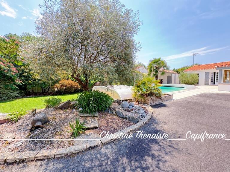 Maison à vendre 5 pièces - Plain-Pied - 3 chambres - 2 salles d'eau - 3 wc - Piscine couverte - 2 garages SAINT HILAIRE DE RIEZ (85) — photo 1