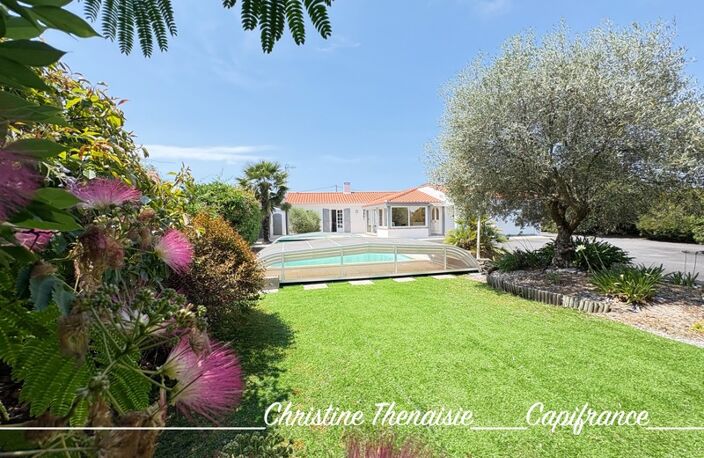 Maison à vendre 5 pièces - Plain-Pied - 3 chambres - 2 salles d'eau - 3 wc - Piscine couverte - 2 garages SAINT HILAIRE DE RIEZ (85) — photo 2