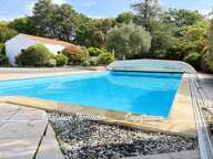 Maison à vendre 5 pièces - Plain-Pied - 3 chambres - 2 salles d'eau - 3 wc - Piscine couverte - 2 garages SAINT HILAIRE DE RIEZ (85) — photo 3