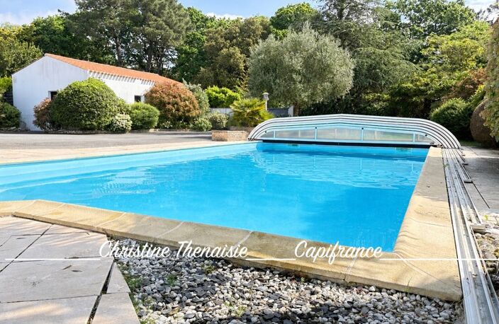 Maison à vendre 5 pièces - Plain-Pied - 3 chambres - 2 salles d'eau - 3 wc - Piscine couverte - 2 garages SAINT HILAIRE DE RIEZ (85) — photo 3
