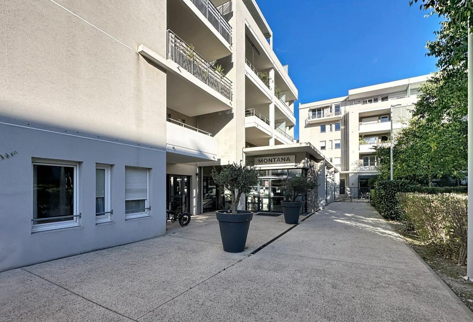 Appartement À Vendre Avignon Extra-Muros, résidence séniors, rez-de-chaussée, accès PMR, terrasse, parking, Climatisation réversible — photo 1