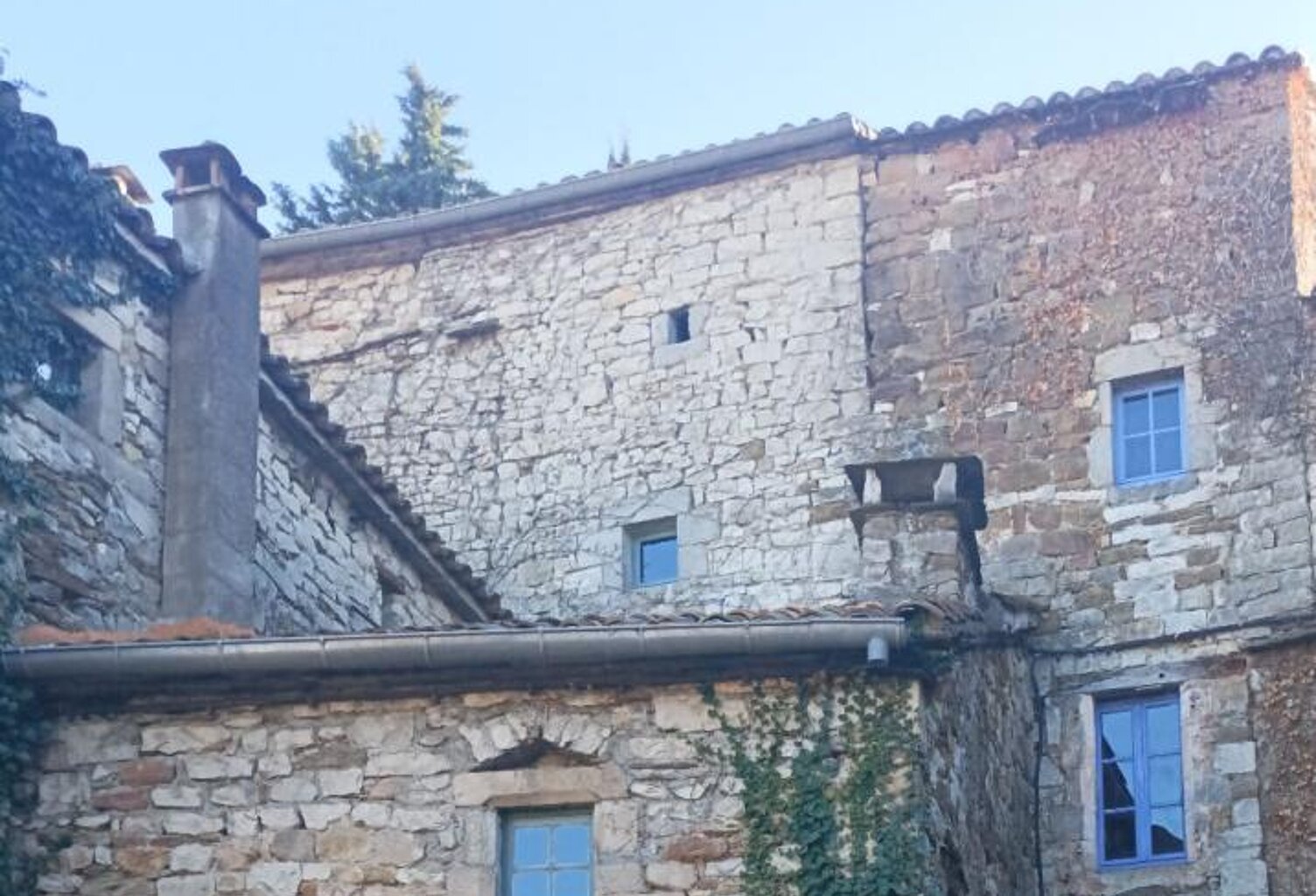 Les Vans (07140)ensemble comprenant trois maisons de village — photo 1