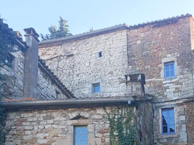 Les Vans (07140)ensemble comprenant trois maisons de village — photo du bien