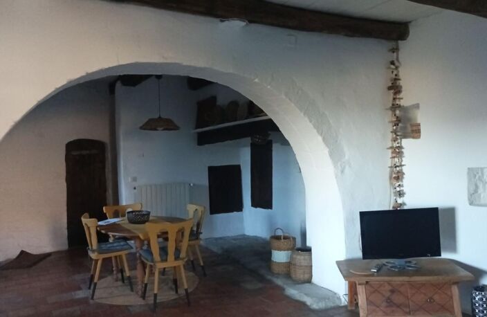 Les Vans (07140)ensemble comprenant trois maisons de village — photo 4