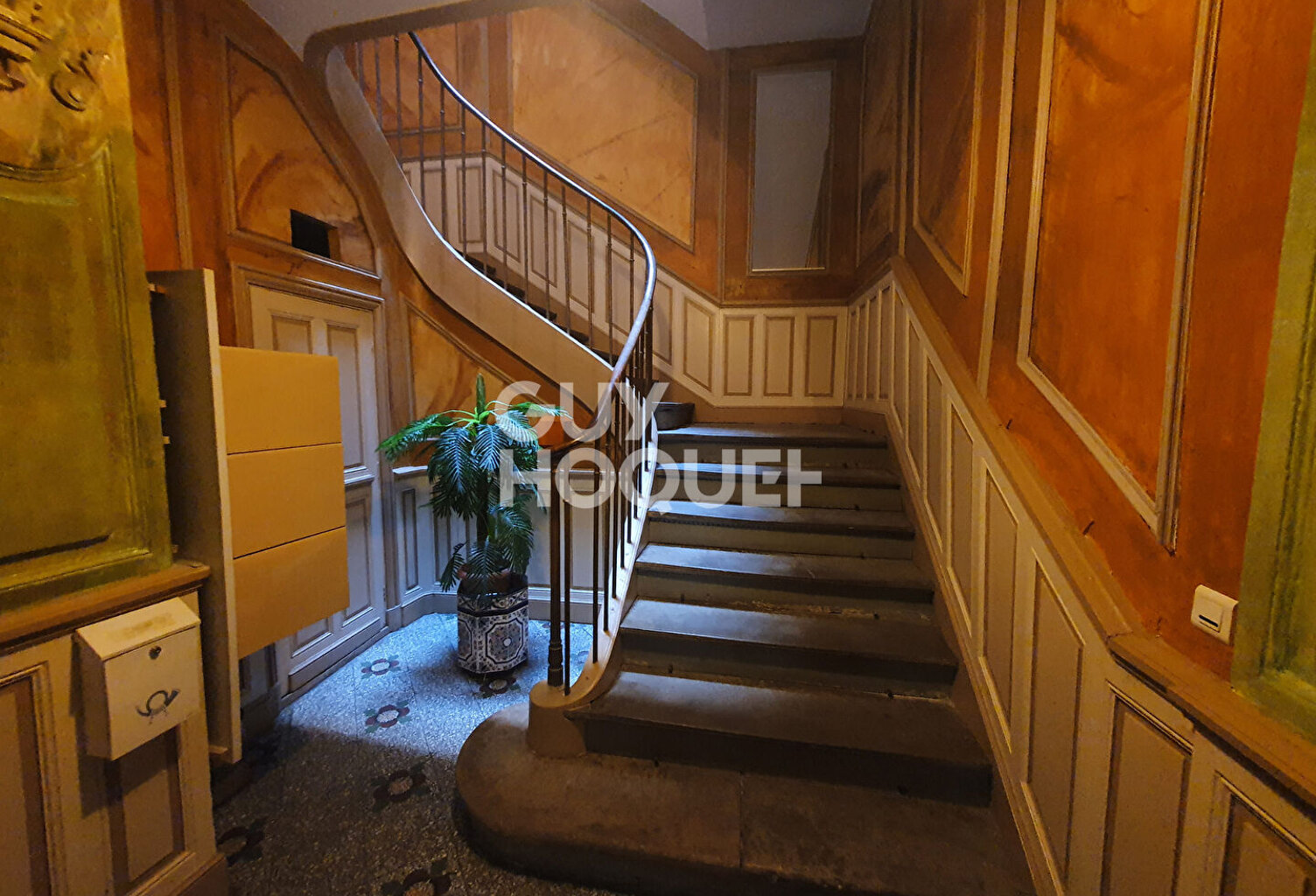Immeuble R+5 POUR INVESTISSEUR - A vendre à PERPIGNAN (66000)  Place de la République - — photo 1