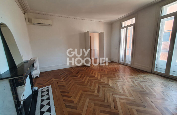 Immeuble R+5 POUR INVESTISSEUR - A vendre à PERPIGNAN (66000)  Place de la République - — photo 4