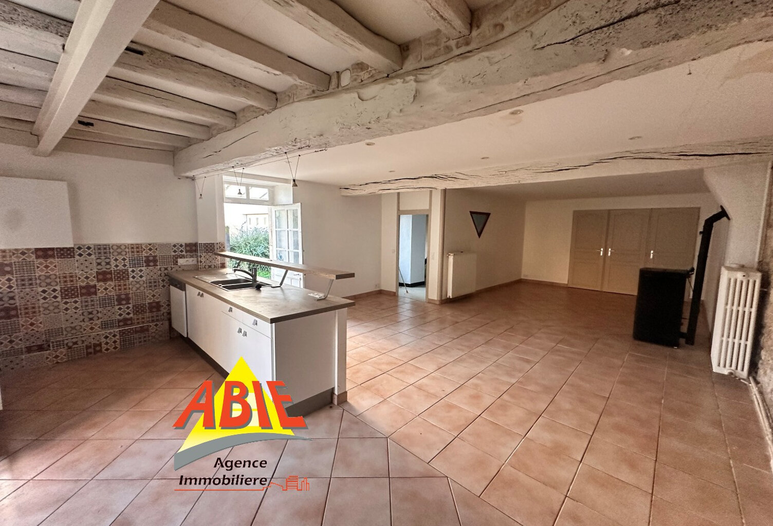 Maison en pierres bourg de Saint Pompain 158 m2 — photo 1