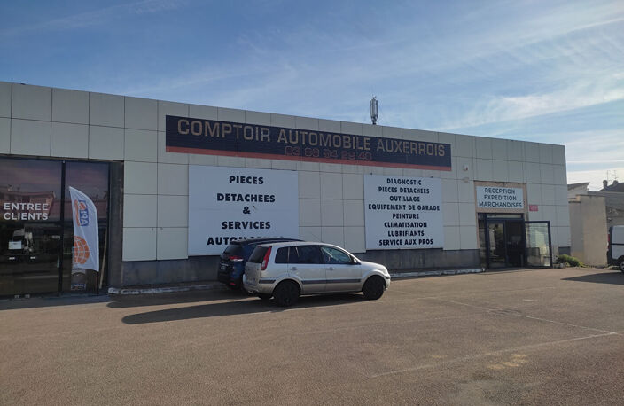 AUXERRE - 9 RUE DU MOULIN DU PRESIDENT - BATIMENT DE 520M²  - TERRAIN DE 1027M² - PARKING — photo 2