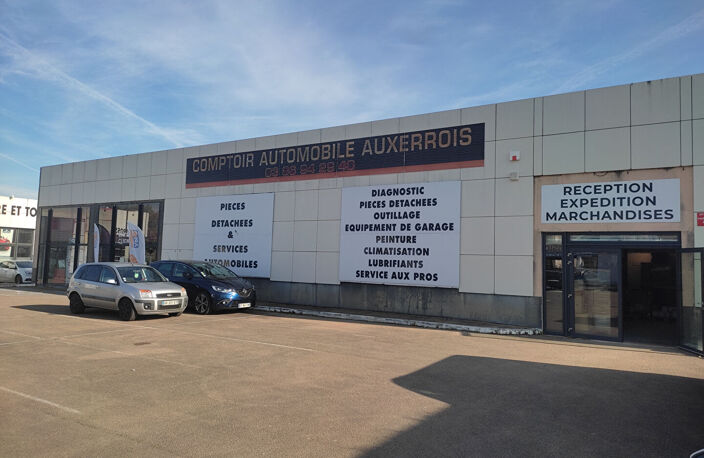 AUXERRE - 9 RUE DU MOULIN DU PRESIDENT - BATIMENT DE 520M²  - TERRAIN DE 1027M² - PARKING — photo 4